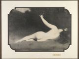 photographie en noir et blanc d'une femme nue allongée par terre