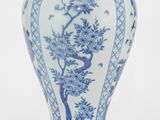 un vase bleu et blanc orné d'un arbre