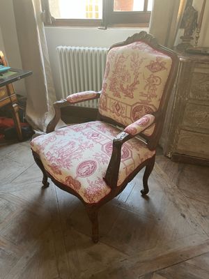 a chair that is sitting in the corner of a room