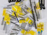 un grand nombre d'outils posés sur la table