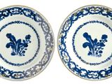 une paire d'assiettes bleues et blanches ornées de fleurs sur fond blanc