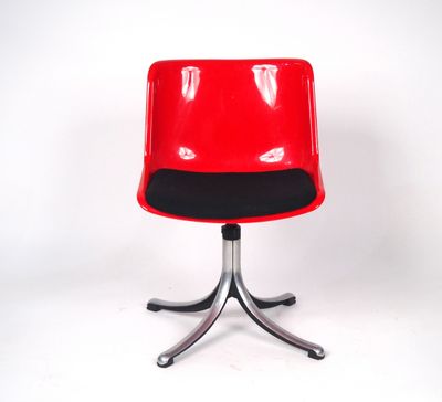 une chaise rouge avec une assise noire, posée sur un piètement en métal