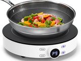 une casserole posée sur une cuisinière, sur laquelle est fixée une horloge numérique