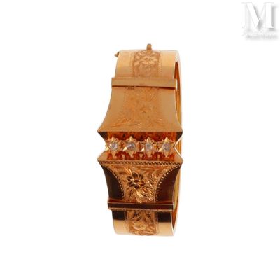 un bracelet en or orné d'une montre