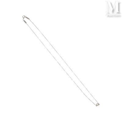 chaîne plaquée argent avec une boule sur fond blanc