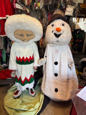 A29 : Lot de 5 mascottes : bonhomme de neige, esquimau, 2 tê…