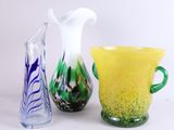 trois vases posés l'un à côté de l'autre sur une table