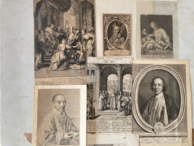 de nombreuses photos différentes de personnes accrochées au mur
