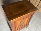 une petite table en bois surmontée d'un tiroir