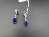 une paire de boucles d'oreilles en saphir et diamant