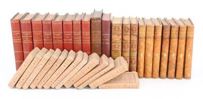 une pile de livres empilés les uns sur les autres et placés côte à côte