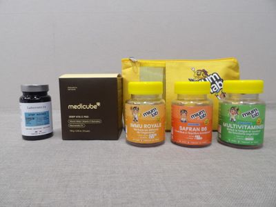 trois flacons de médicaments et un sachet de médicaments