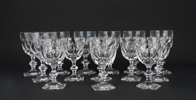 six verres à vin en cristal alignés sur une surface noire