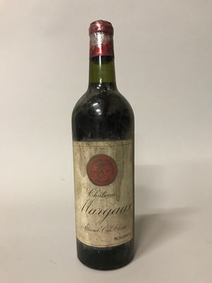 une bouteille de vin posée sur une table
