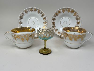 trois tasses à thé et leurs soucoupes sont posées sur une table