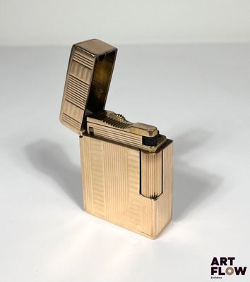 ST DUPONT Briquet à gaz en or 750/°° à décor guilloché Signé…
