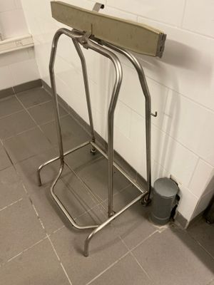 des toilettes équipées d'un siège et d'une poubelle dans un coin