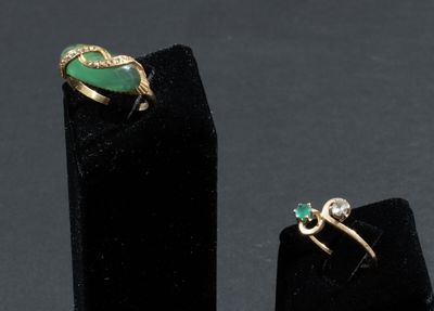 Deux bagues en or jaune 750/°°° ornées : pour l'une d'un cab…