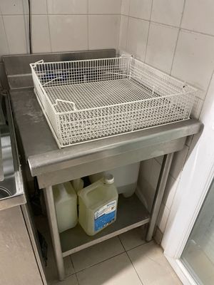un évier surmonté d'un panier, dans une cuisine