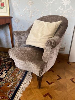 une chaise sur laquelle est posé un coussin, dans une pièce