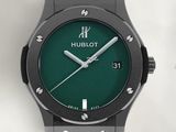 un gros plan d'une montre au cadran vert