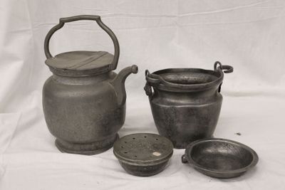trois pots et une théière sur fond blanc