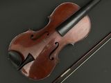 un violon et un archet posés sur une table