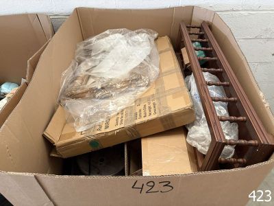 une boîte en carton remplie d'objets hétéroclites