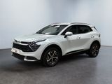 Le SUV blanc est garé dans une pièce au sol noir.