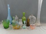 vases en verre de différentes couleurs posés sur une table