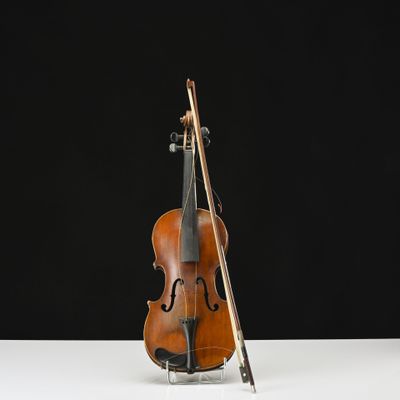 Violon, et son archet fond d'une pièce étiquette manuscrite …