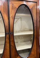 Bureau formant vitrine en placage de noyer mouluré et bois n… (photo 4)
