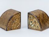 deux œuvres d'art posées sur une surface blanche