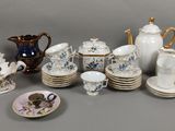de nombreux types de tasses et soucoupes pour le thé et le café