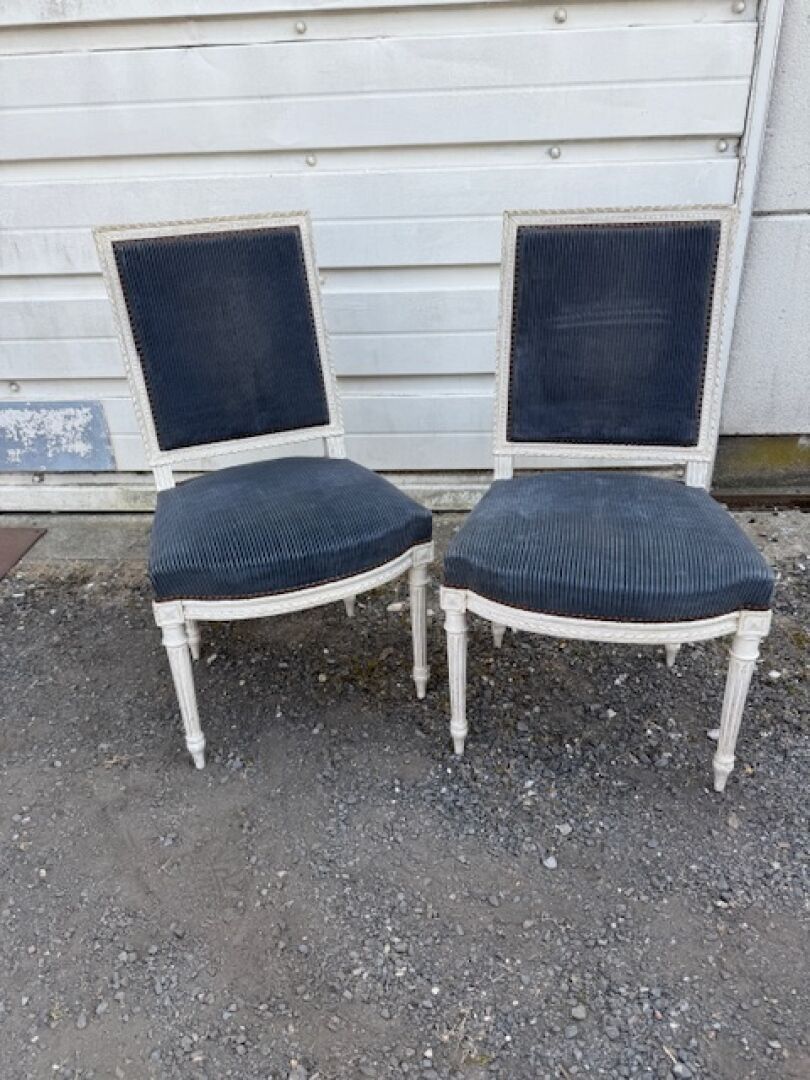 Une paire de chaises en bois laqué blanc mouluré Style Louis XVI (C1) (891)