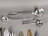 many spoons and spoon spoons that are on the table