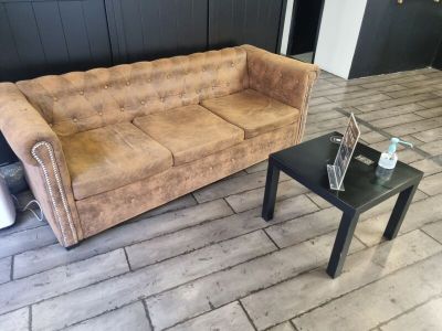 un canapé et une table posés à même le sol dans un salon