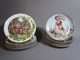 quatre assiettes sur lesquelles figurent un chien et un chat