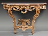une table console ornementale sculptée avec un plateau en marbre