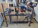 une photo d'un garage avec beaucoup d'outils sur le sol