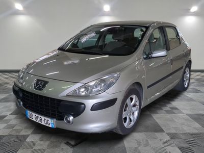 la photo d'une voiture argentée garée dans un garage