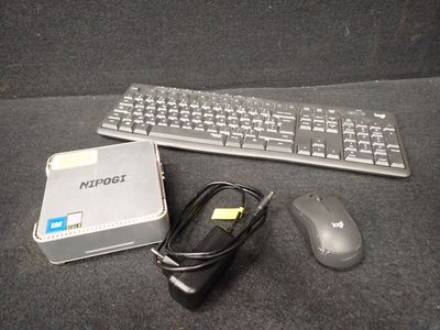 un clavier, une souris et un tapis de souris posés sur une surface noire