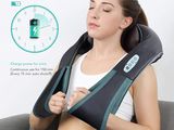 La femme est assise sur le canapé, le dos appuyé contre le coussin gonflable.