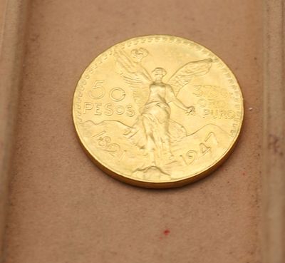 une pièce d'or posée sur une table