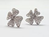 une image d'une paire de boucles d'oreilles en diamant sur fond blanc