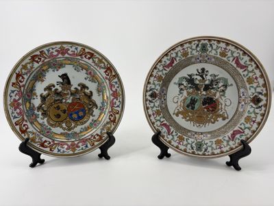deux assiettes ornées d'un blason et un blason sur l'assiette