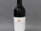 une bouteille de vin rouge posée sur une table