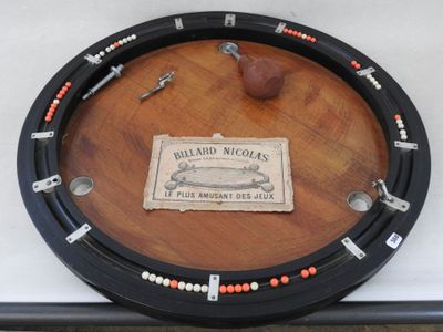 une horloge posée sur une table, sur laquelle est collée une étiquette