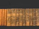 beaucoup de vieux livres rangés sur une étagère