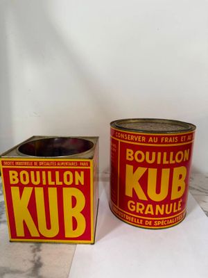 deux boîtes posées sur une table